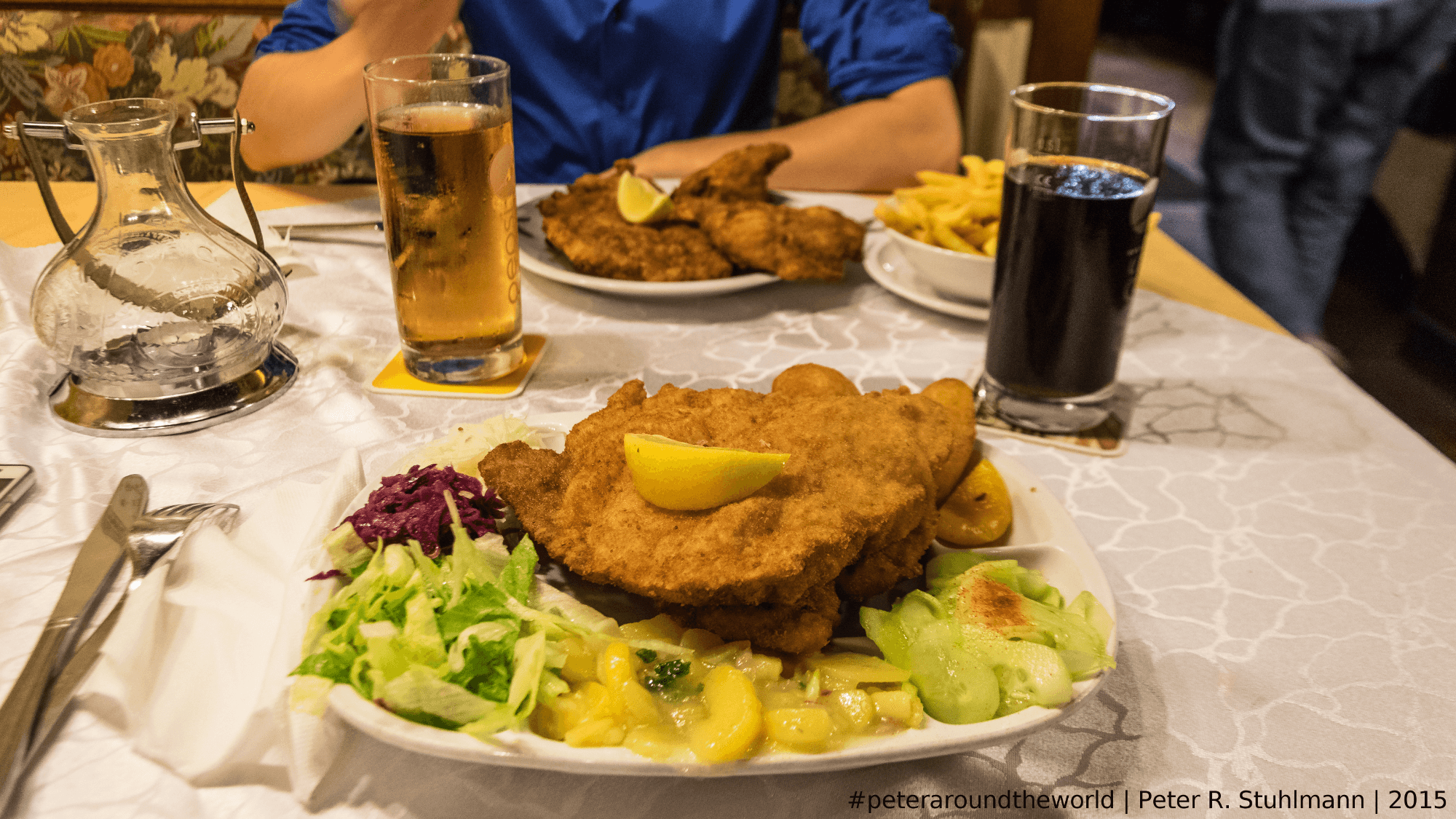 Eine große Portion Schnitzel beim Schnitzelwirt in Wien.