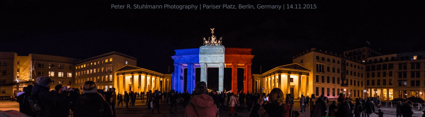 Das Brandenburger Tor am Pariser Platz erstrahlt in den Farben der Tricolore.