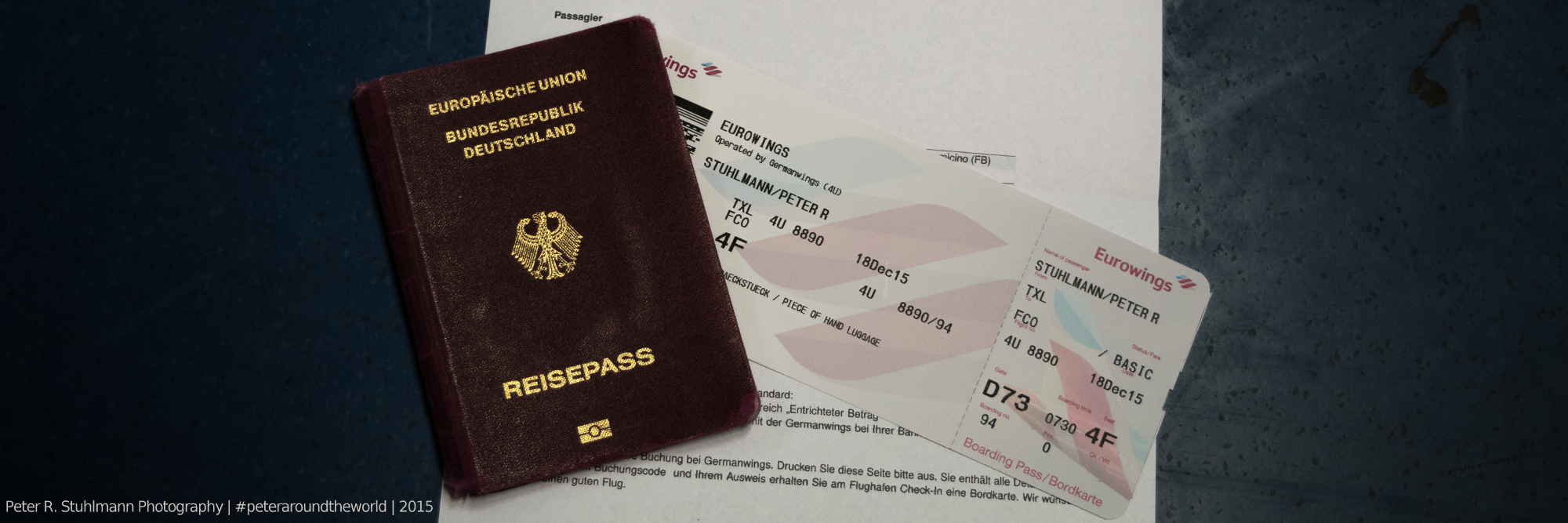 Reisedokumente für meinen Flug nach Italien: Reisepass, Buchungsbestätigung und Boardkarte von Eurowings