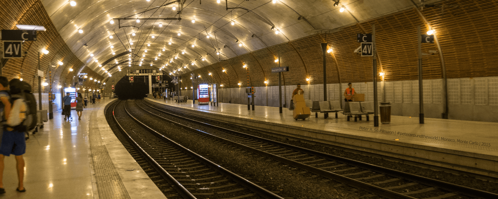 Der Bahnhof Monaco - Monte Carlo ist wegen des Platzmangels im Fürstentum in den Berg gebaut.