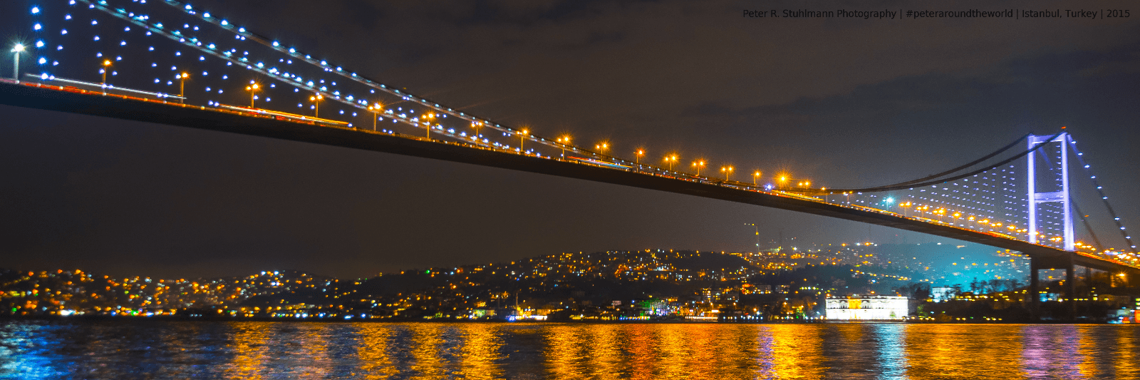 Die Bosporus-Brücke verbindet Europa mit Asien.