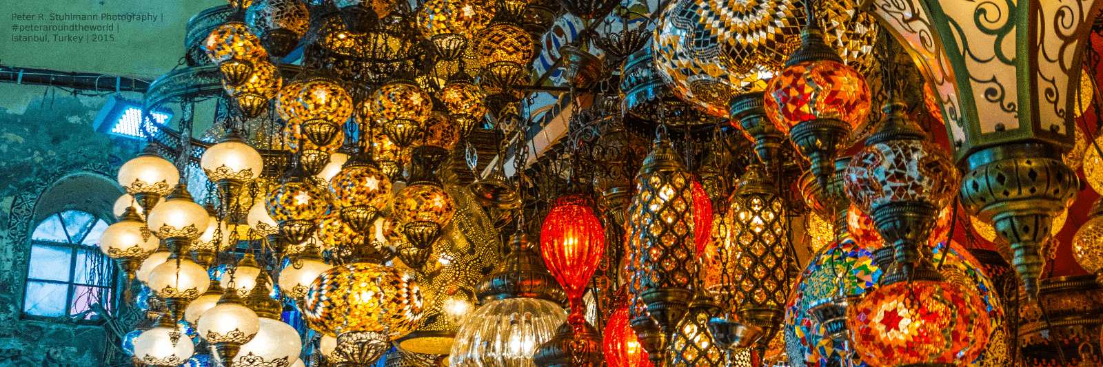 Istanbul Sehenswürdigkieten: Neben Süßigkeiten-Läden gibt es auf dem Großen Basar zahlreiche Lampenläden.