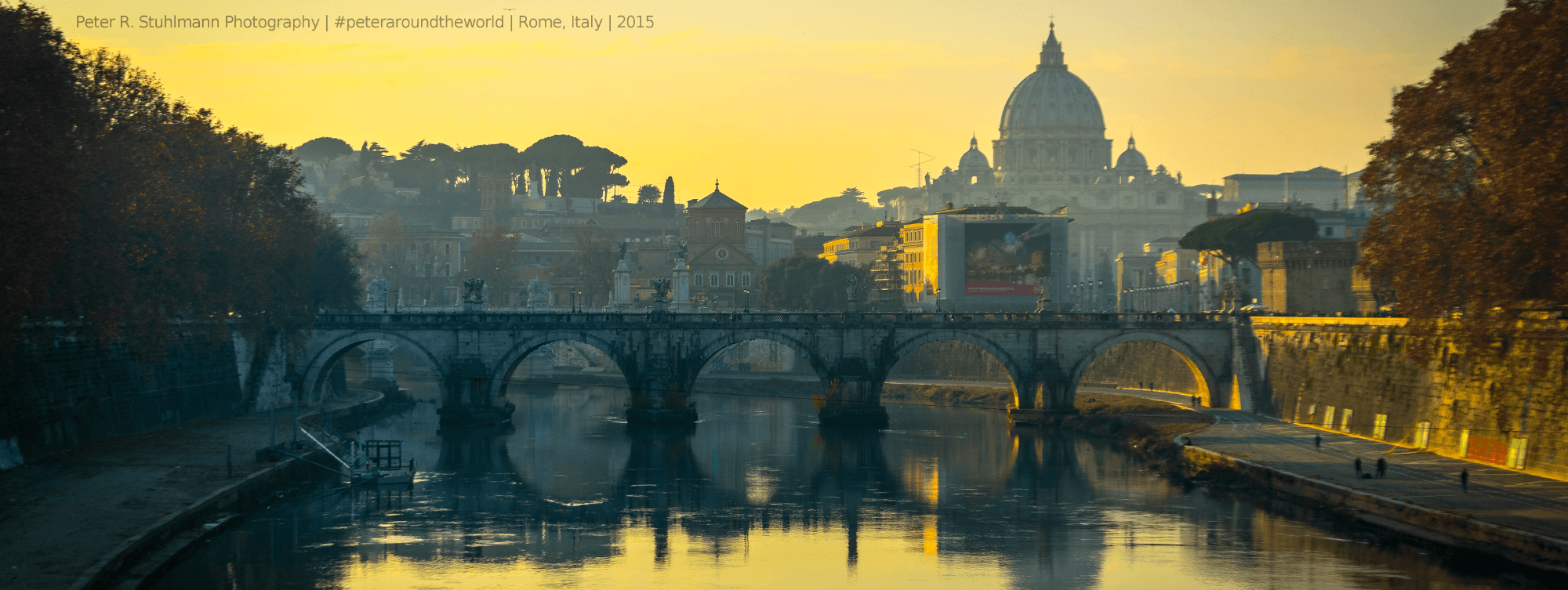 Der Petersdom im Licht der unter untergehenden Sonne, fotografiert von der Ponte Umberto I