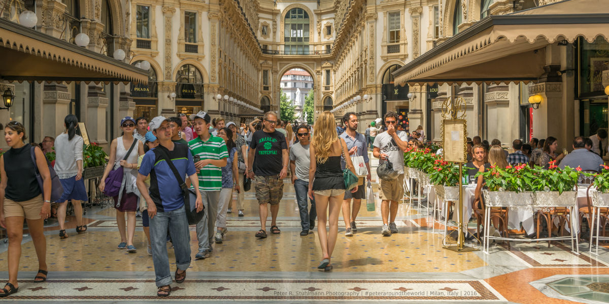 Mailand: In der Galleria Vittorio Emanuele II findet man Luxusgeschäfte wie Versace, Gucci, Armani, Louis Vuitton etc.