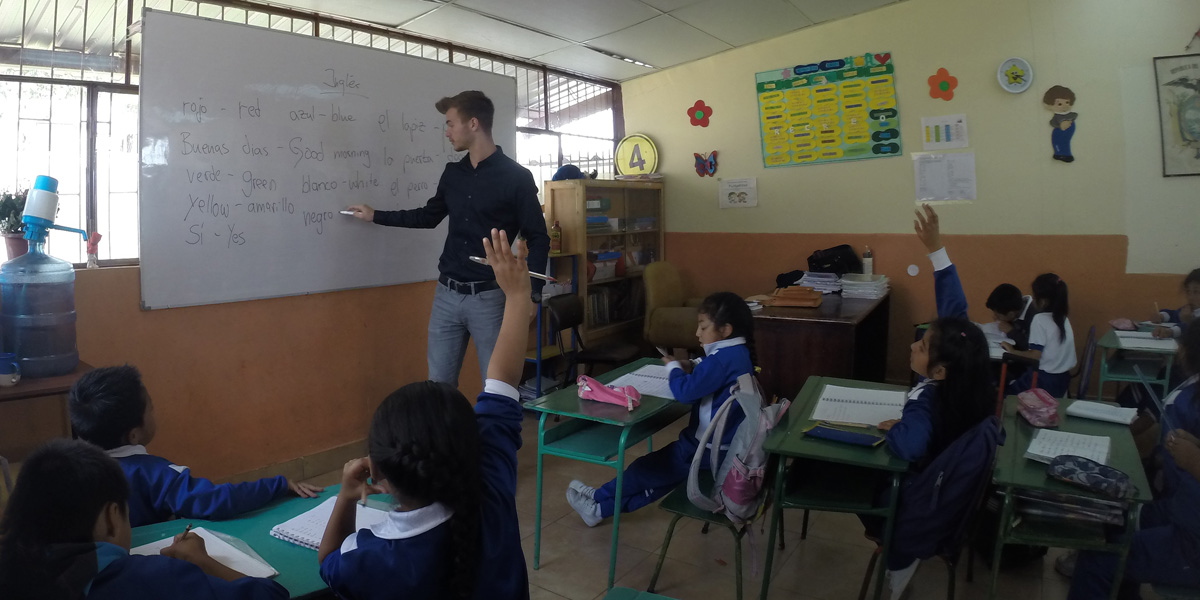 Nach dem Abitur ins Ausland: Ferdinand gibt Englisch-Unterricht an einer Grundschule in Quito, Ecuador.